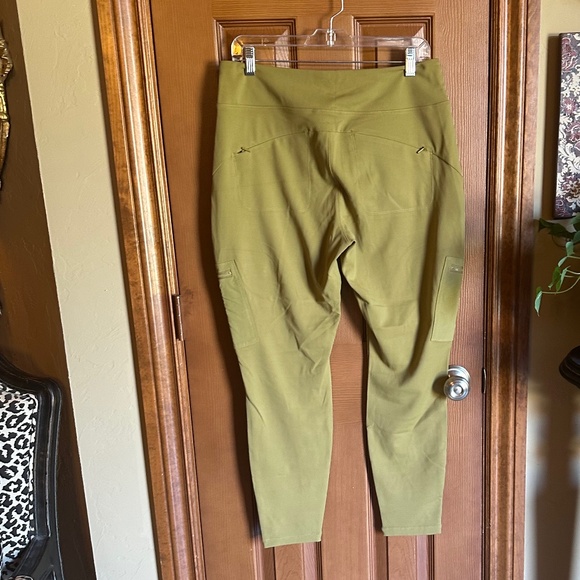 NWT Women's Athleta Headlands Hybrid Cargo Tight, Size 14 - Picture 3 of 12